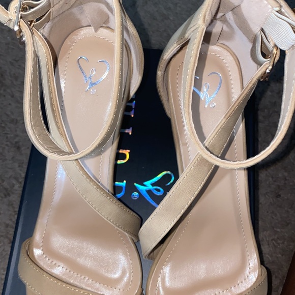 NWT tan heels - Picture 5 of 7